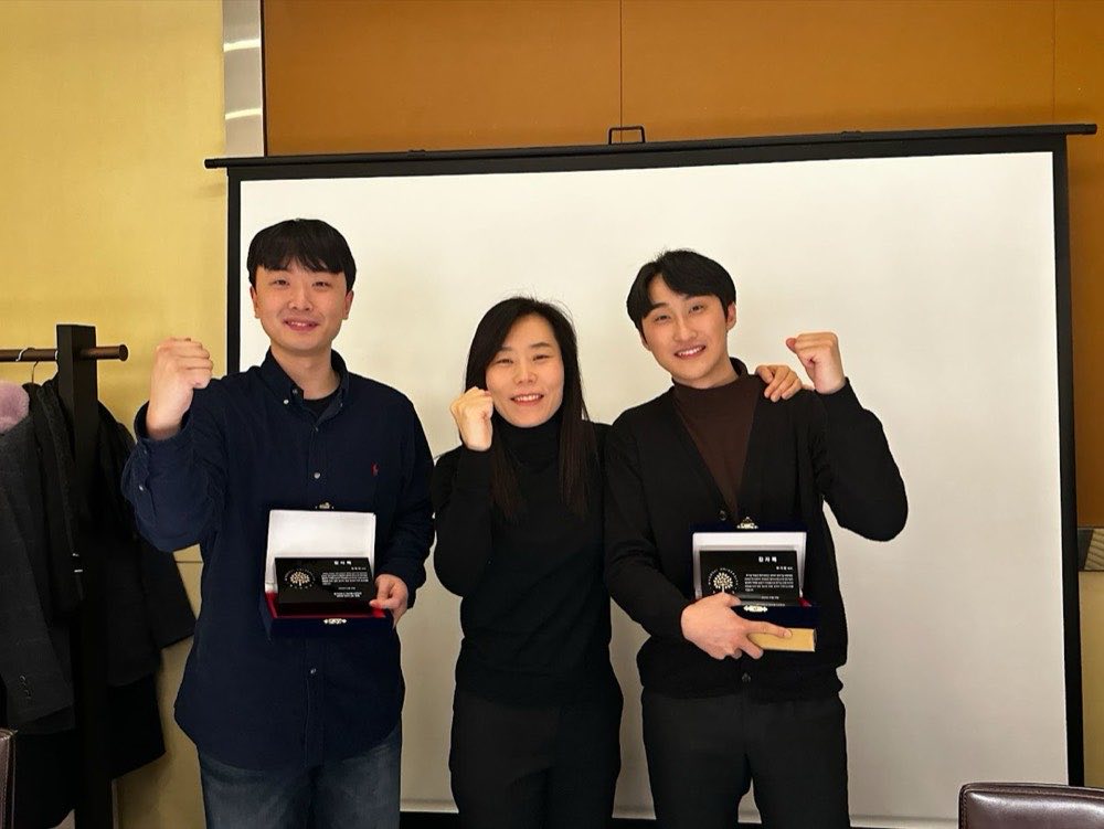 석사 졸업 기념패 전달 (2023.02)